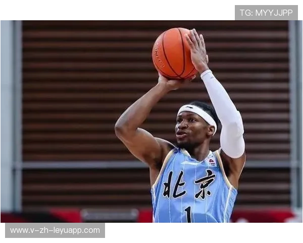 北京首钢主帅怒摔战术板：场上焦虑与战术智慧的碰撞