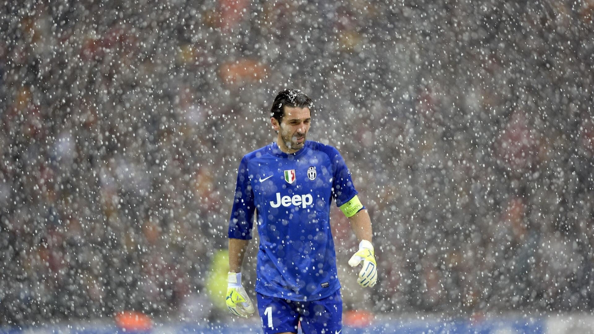 少年攀岩“蜘蛛侠挑战赛” 在安全保护下完成多条难度线路